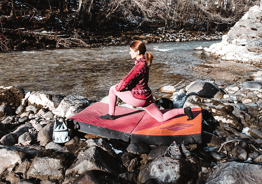 Den tiefen Ausfallschritt, bekannt als Low Lunge kannst Du für einige Atemzüge halten.