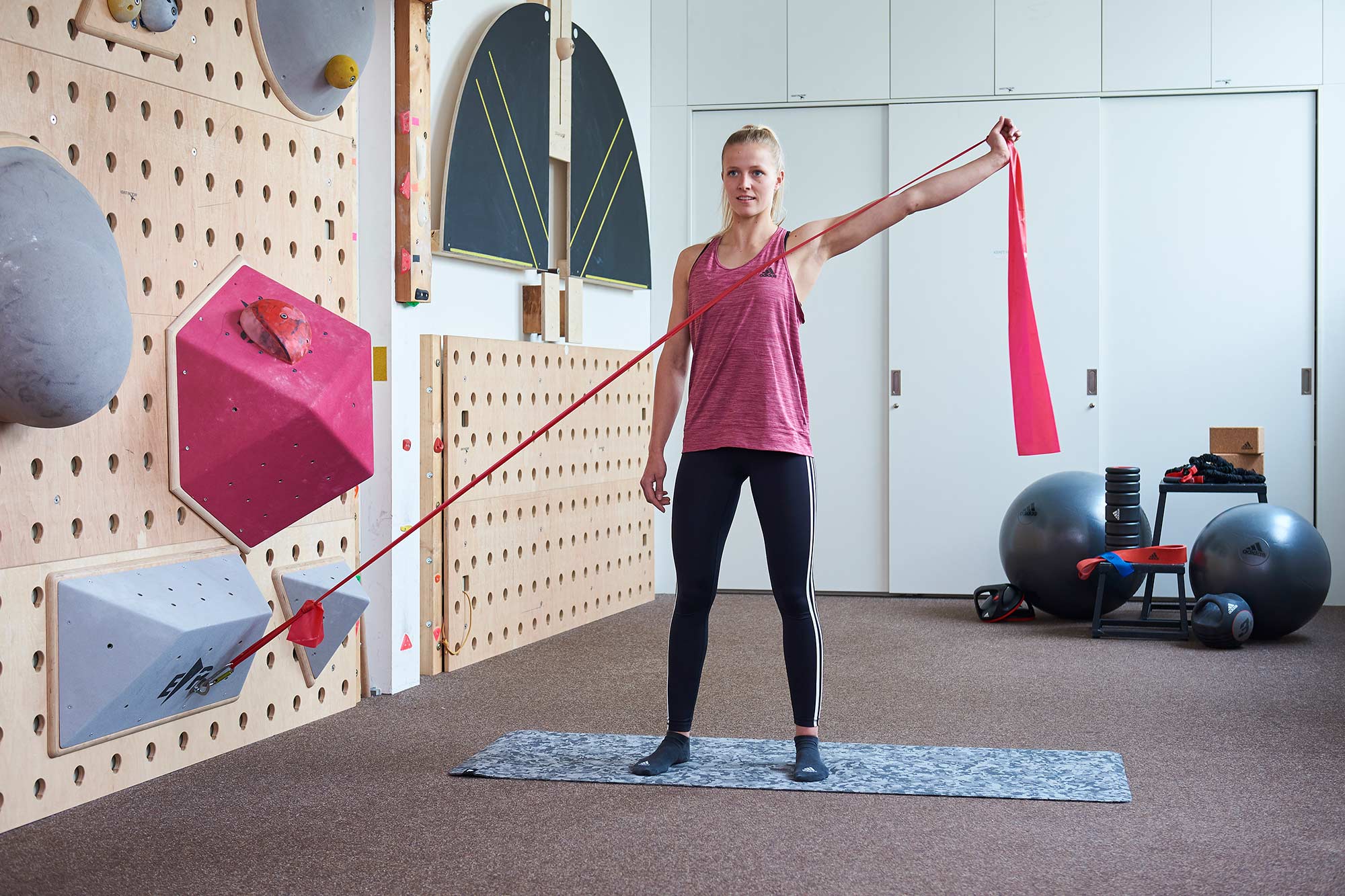 Übung mit Theraband für Kletterer