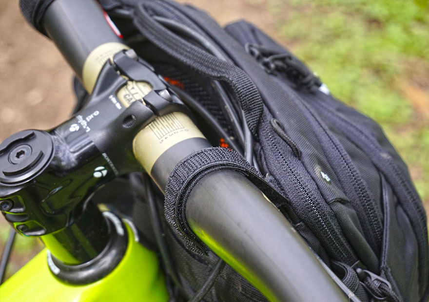 Zwei einfache Klettbänder halten die Hipbag zuverlässig am Lenker.