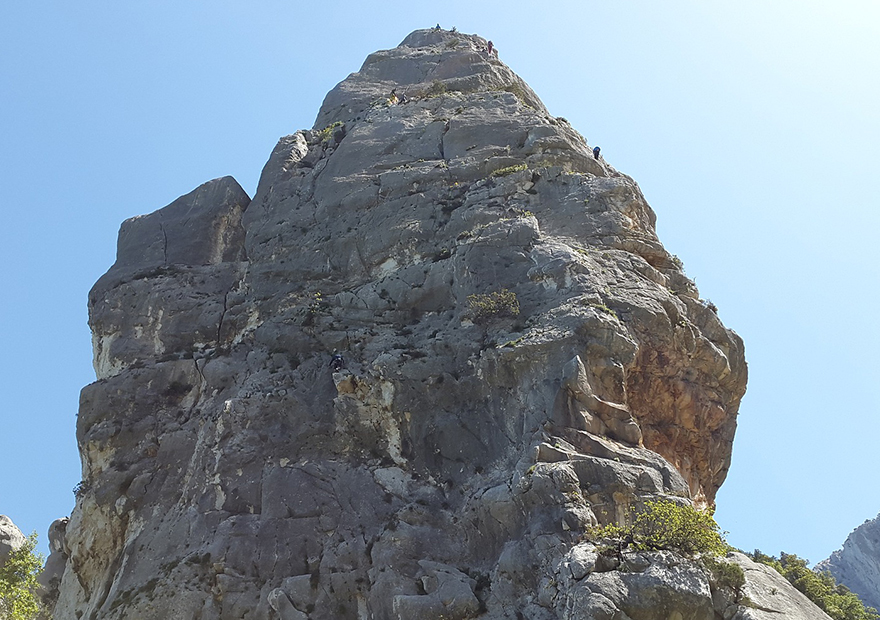 Sardinien bietet Kletterinnen und Kletterern unbegrenzte Möglichkeiten und imposante Felsformationen in wunderschönen Buchten. 