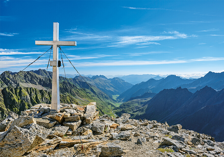 Zahlreiche Gipfel locken auf der Alpenüberquerung Garmisch - Brixen zur Besteigung: etwa der Apere Turm in den Stubaier Alpen.