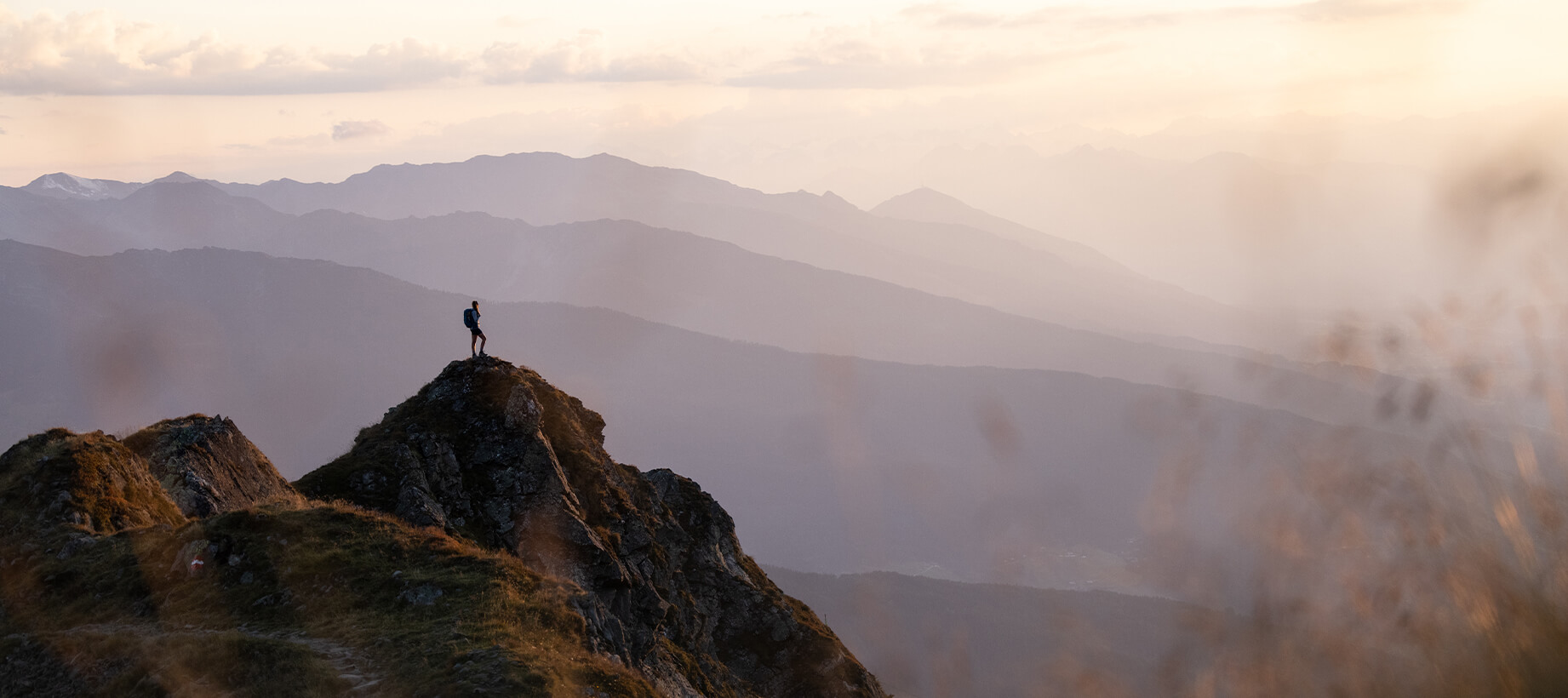 Wer etwas mehr Zeit hat, wandert in rund zwei Wochen über die Alpen.