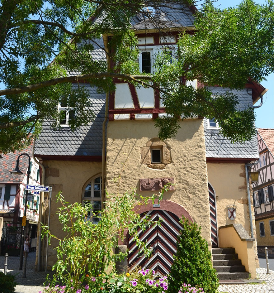 Auch in Bergen sehen wir schöne Fachwerkhäuser und erreichen den höchsten Punkt des Frankfurter Stadtgebiets.