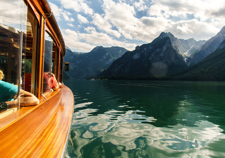 Allein schon die Anreise zur Watzmann Ostwand nach Sankt Bartholomä per Schiff ist spektakulär.
