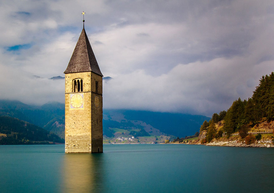 Ein letztes Relikt des versunkenen Dorfs Graun: Der romanische Kirchturm am Reschensee.