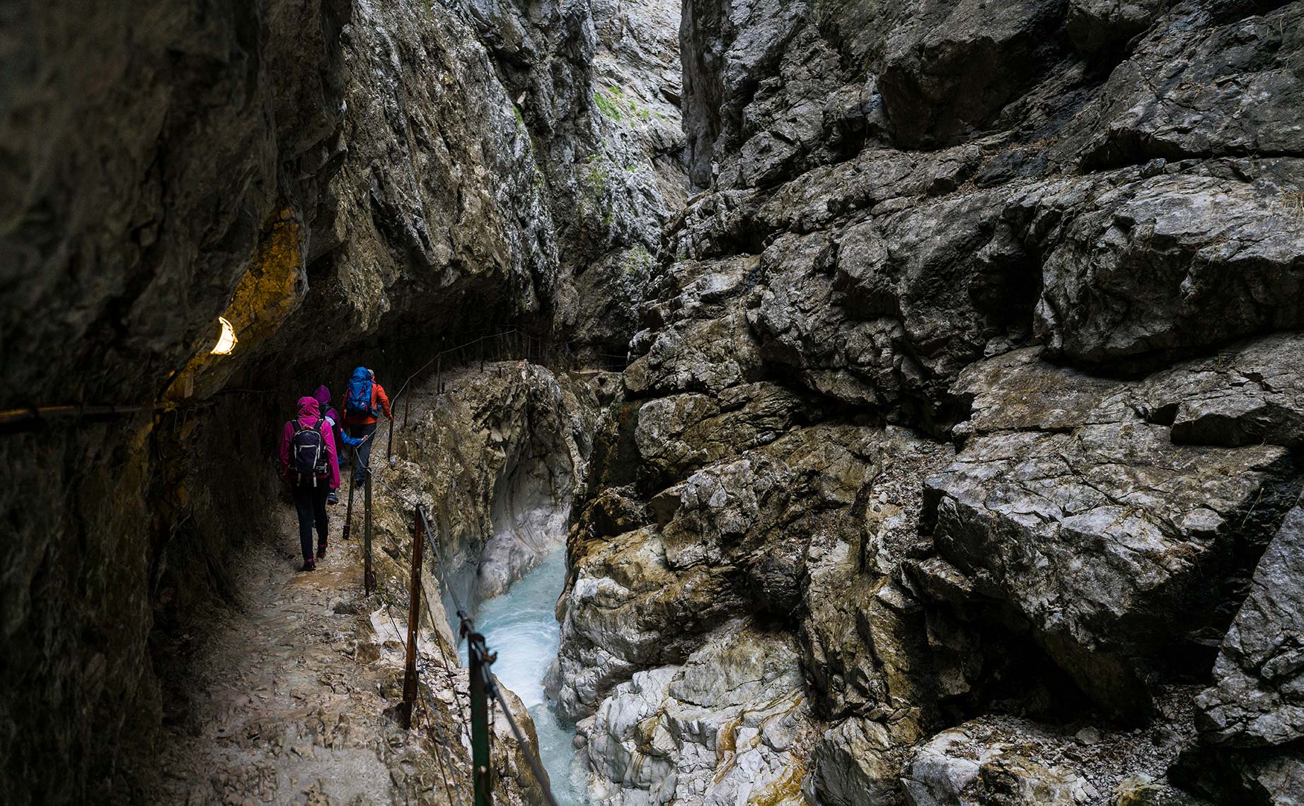 Die Höllentalklamm ist eine spektakuläre Wanderung durch eine schmale Schlucht.