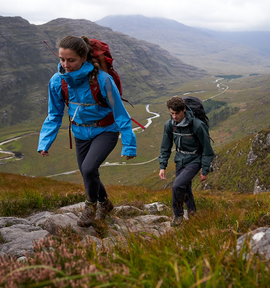 Regensachen sollten regelmäßig gewaschen werden – das verbessert die Funktion der Membran.