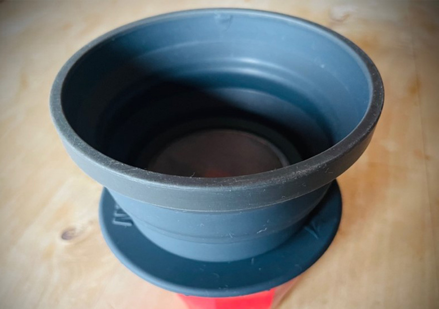 Eine Lösung von Vielen fürs Kaffee kochen beim Bikepacking: Ein faltbarer Dauerfilter.