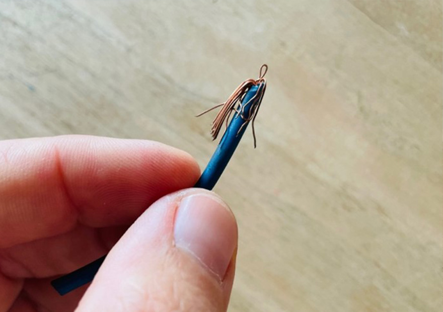 Ein improvisiertes Reinigung-Tool für den Benzinkocher: Ein Stück Draht-Kabel. In diesem Falls sogar besser als das Original, da stabiler. 