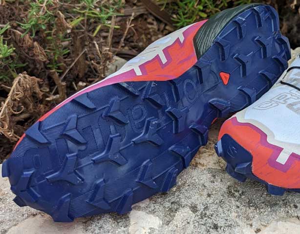 Die y-förmigen Stollen der contagrip-Technologie geben einem einen guten Halt beim Laufen.