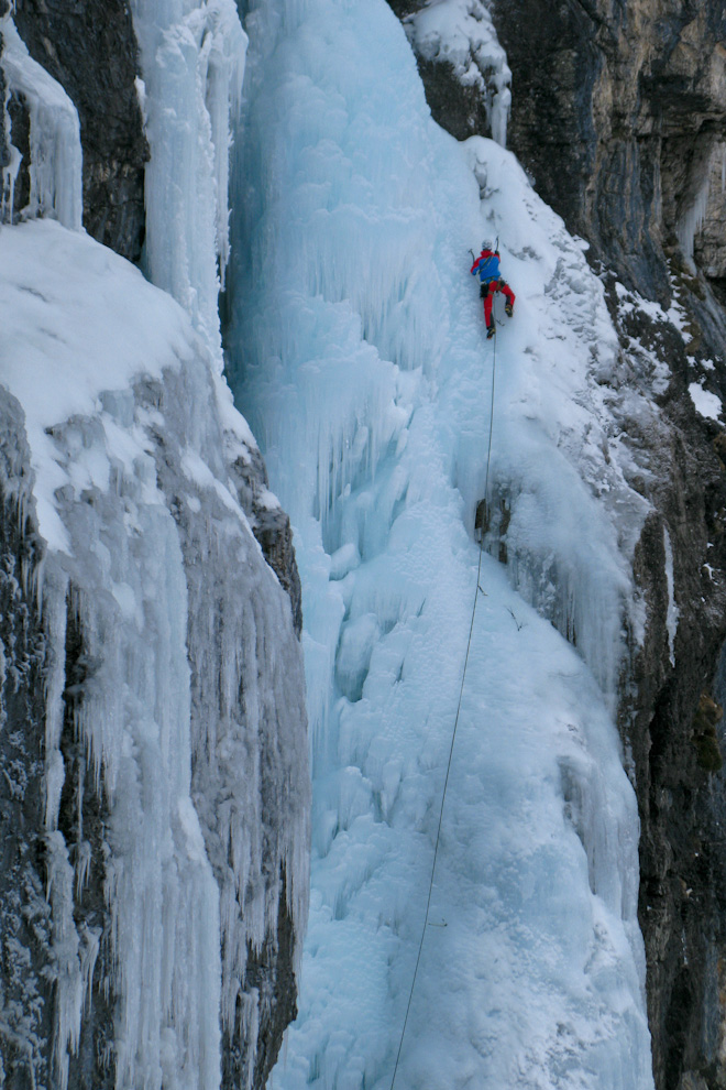 Damit die Eisgeräte einwandfrei funktionieren, sollte auf Abnutzungserscheinungen geachtet werden - und eventuell seine Eisgeräte schleifen.