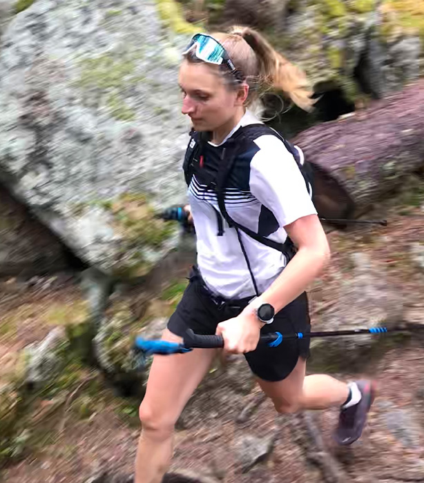 Beim Trailrunning unterstützt die 9 Peak durch gut leserlich angezeigte Wege, Abstände und Instruktionen.