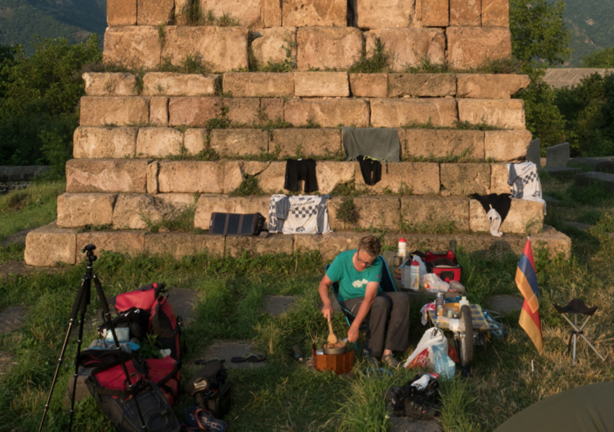 Fritz beim Testen des Primus Omnifuell II Kochers.