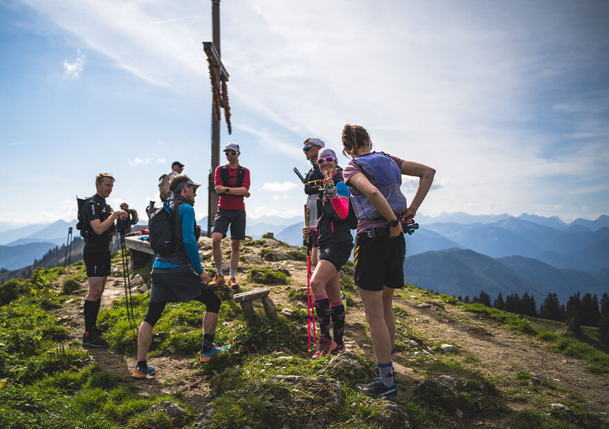 Auf dem Gipfel angekommen bespricht die Gruppe, wie es weiter geht - obwohl sich die Teilnehmer*innen davor nicht kannten, harmonierte das Level aller gut.
