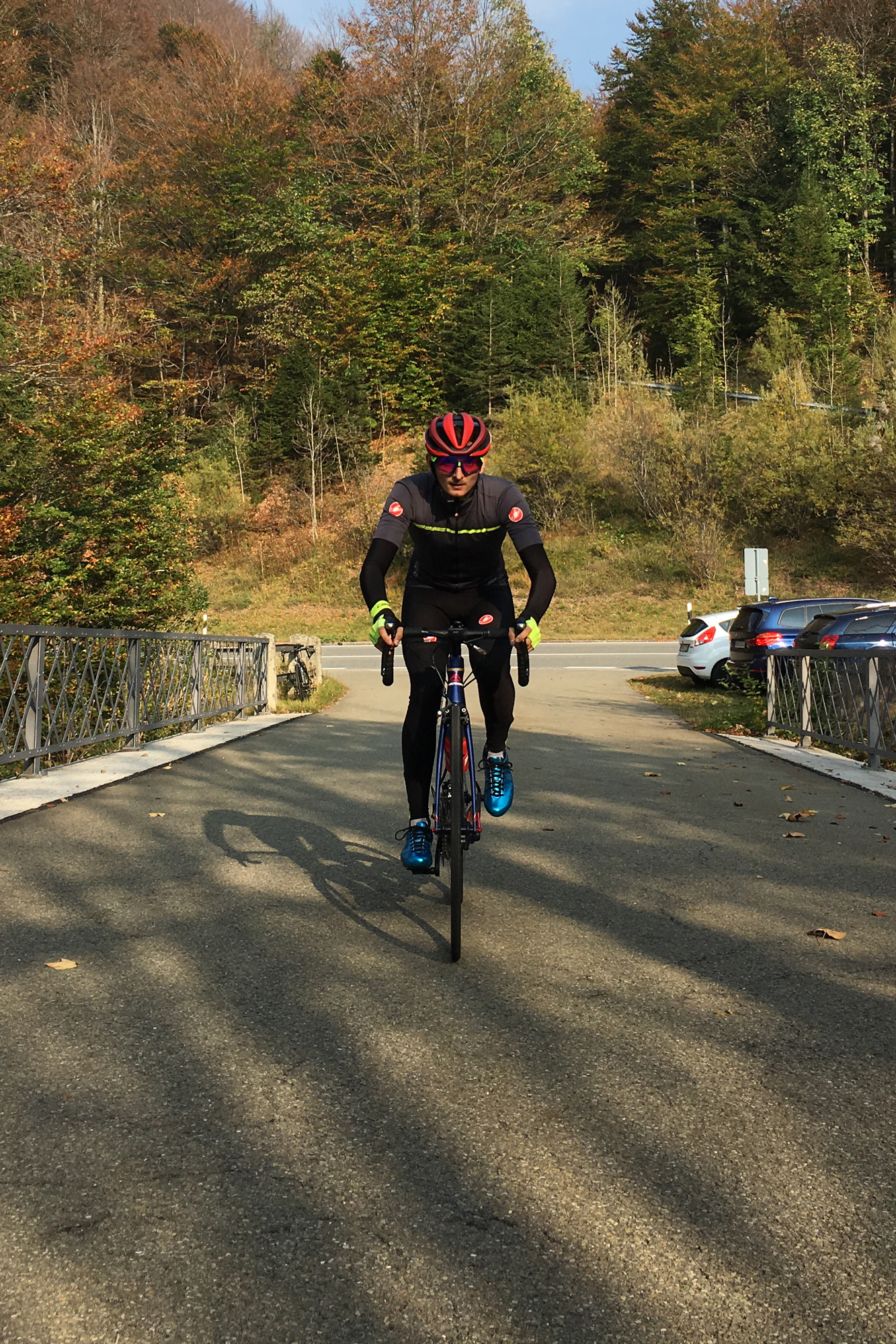Macht bei Crosscountry, Gravel und Rennrad eine gute Figur: der Giro Aether MIPS Helm.