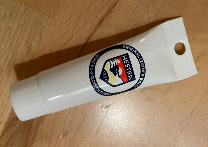 Damit Du lange etwas von Deinen Lederhandschuhen von Hestra hast, kommen die Handschuhe mit einer Tube Lederbalsam.