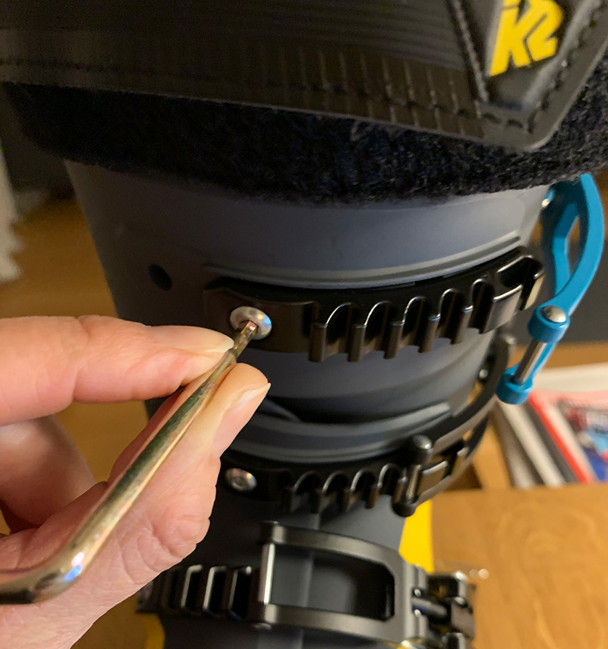 Die Schnallen im Schaftbereich lassen sich dank des mitgelieferten Imbus-Schlüssel flexibel auf die persönliche Breite einstellen.