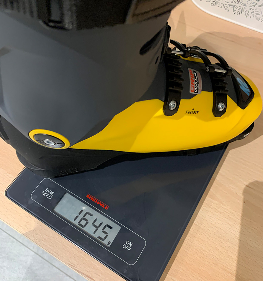 Mit 1645 Gramm ist der Mindbender Jr. in etwa gleich schwer wie Niklas alter Skistiefel. Allerdings verspricht er einiges mehr an Flexibilität und Einstellmöglichkeiten.