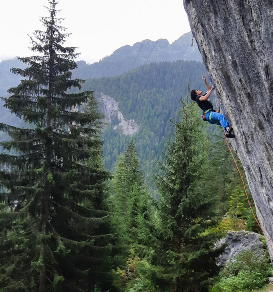 Luca Loreggian auf La soluzione finale, 8a, Malga Ciapela.