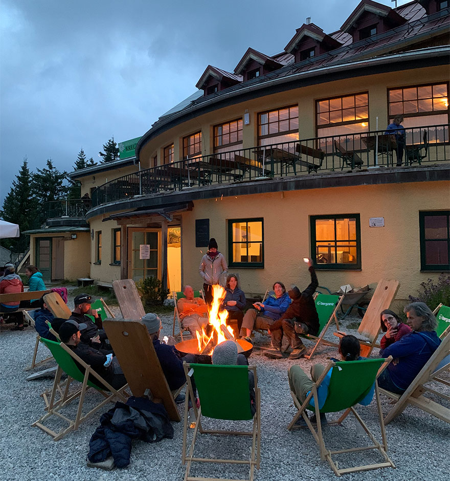 Das Grillen draußen war eine gesellige Angelegenheit, doch das Lagerfeuer tat gut zum Aufwärmen. 