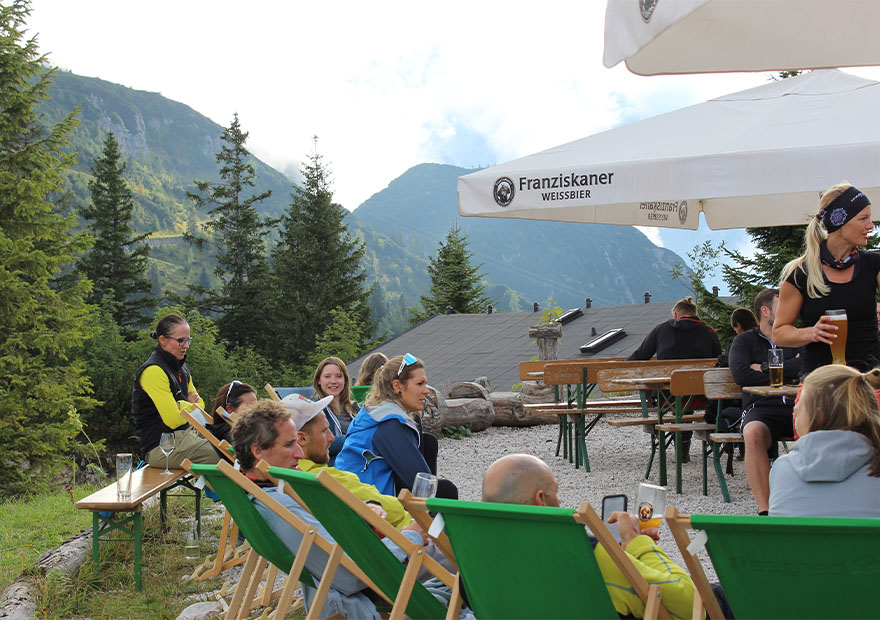 Auf der gemütlichen Terrasse des Kreuzeckhauses erzählten sich alle von ihren Erlebnissen. 