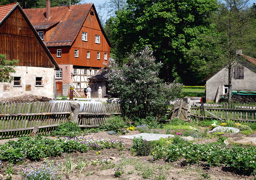 Auf dem Mühlenwanderweg geht es von Mühle zu Mühle, wie die Menzlesmühle mit ihrem Bauerngarten im Bild.
