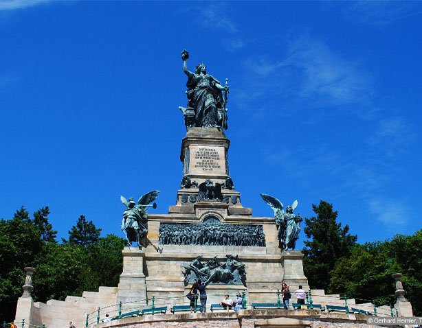 Die Germania des Niederwalddenkmals konkurriert mit den Fernblicken über Rüdesheim und den Rhein. 