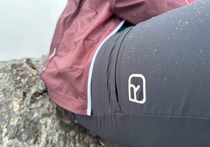 Das stretchige Material und der Mix mit Merinowolle am Bund machen die Hose überaus bequem. 