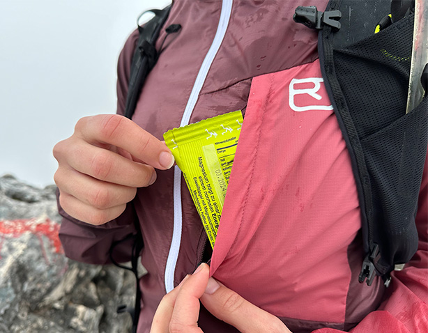 In die Brusttasche des Windbreakers passt beispielsweise ein Müsliriegel oder ein Smartphone. 