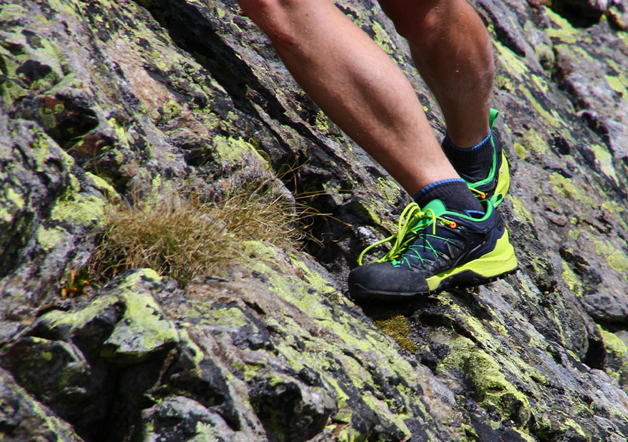 Die Sohle des Salewa Wildfire Edge bietet guten Grip – am Fels, aber auch auf steilem, nassem Gras.
