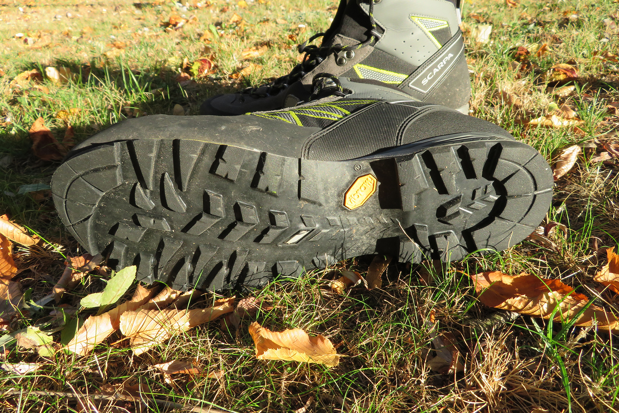 Die Vibram®- Sohle bietet guten Grip bei steileren Bergauf- und Bergabpassagen. Trotzdem ist bei rutschigem Untergrund immer Vorsicht geboten!