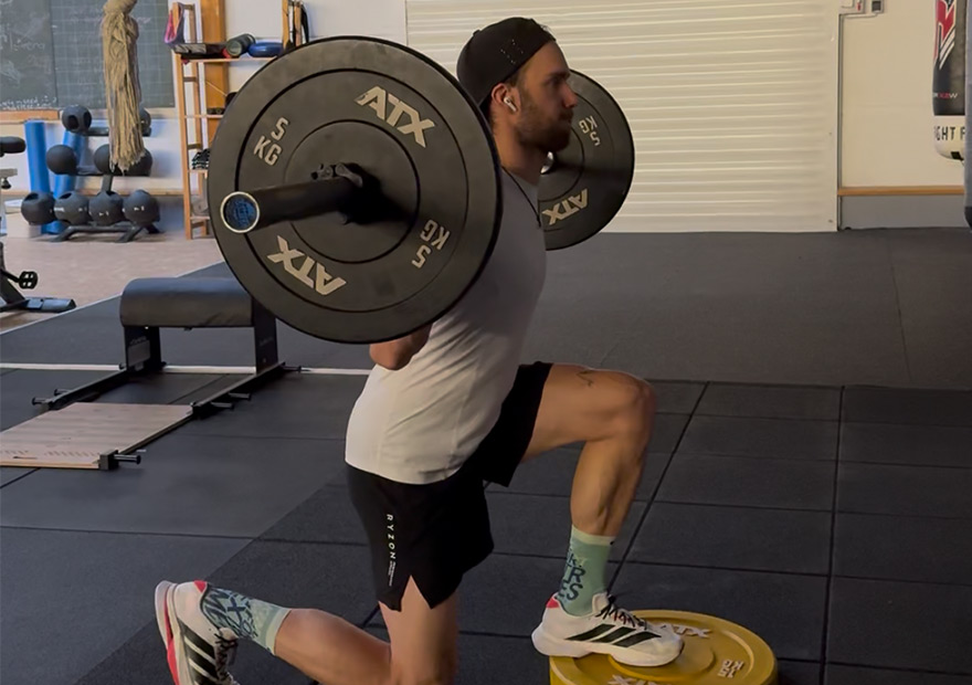 Die Kombination aus Ausdauer- und Krafttraining bildet die Grundlage für das Skitourengehen.