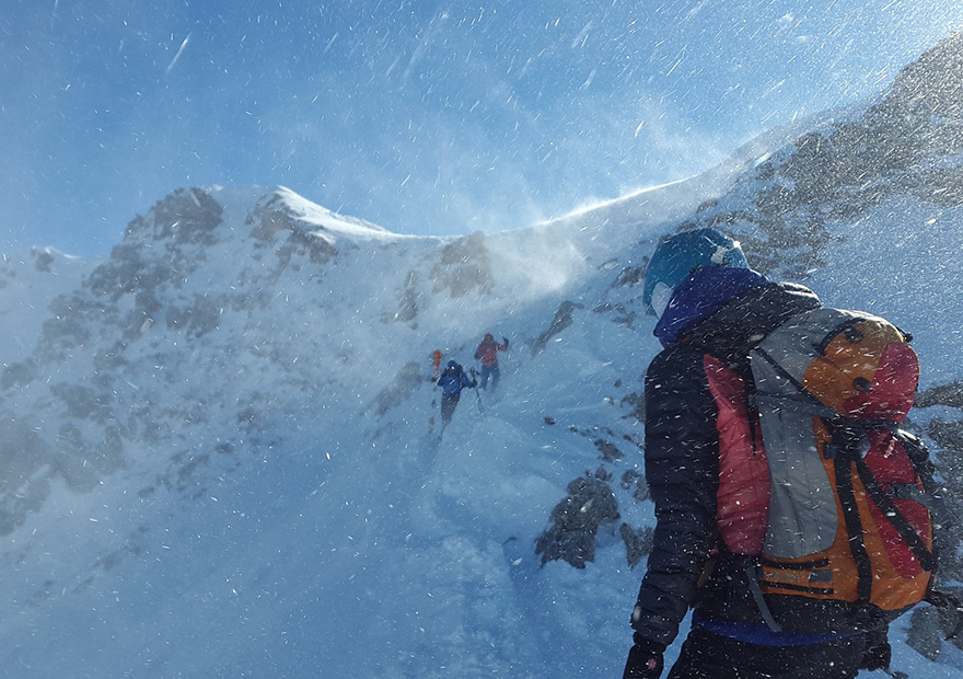 Starker Wind auf Skitouren kann nicht nur unangenehm, sondern auch richtig gefährlich sein. Wer sicher unterwegs sein möchte, sollte sich vor einer Tour unbedingt den Bergwetterbericht anschauen.