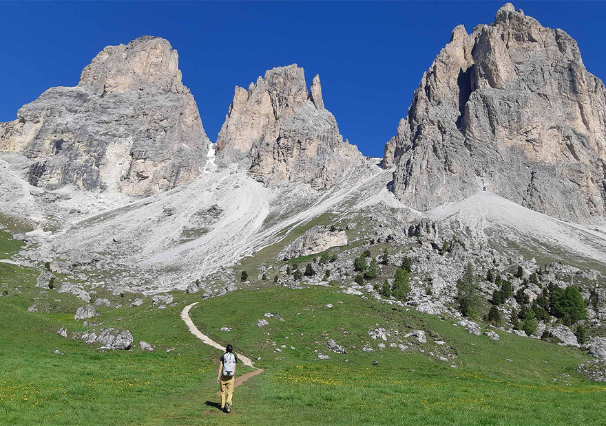 Auf dem Weg zur Steinernen Stadt am Fuße des Langkofels.
