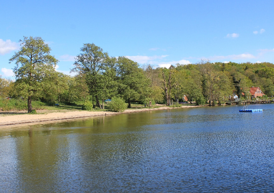 Der ﻿Große Plöner See ist mit 29 km² der größte Binnensee in Schleswig-Holstein und bietet sich gut für eine Rast an.