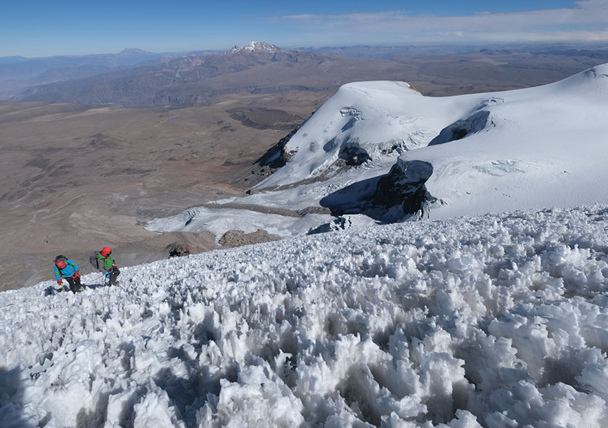Wer solche Eisriesen erklimmen will, sollte dies auch mit der richtigen Ausrüstung tun – der Venom LT Tech von Black Diamond ist dafür der ideale Begleiter.