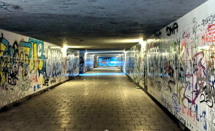 Die kaum genutzte urbane Fläche - die Unterführung an der Rosenheimer Straße - soll zu einer frei zugänglichen Boulderhalle werden.