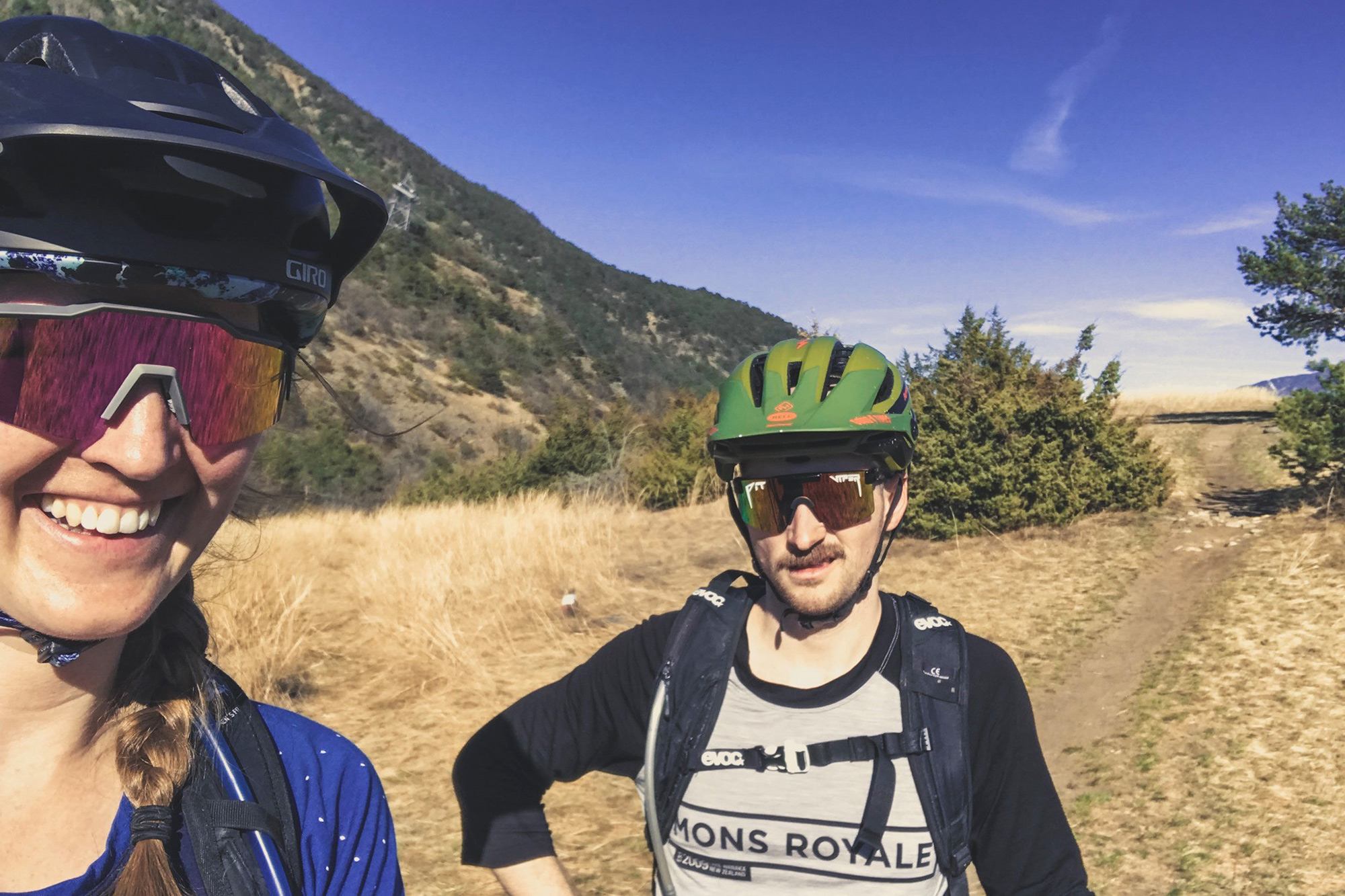 Mountainbiken zu zweit ist nicht nur sicherer, sondern macht auf einfach mehr Spaß, findet Bergzeit Redakteurin Lisa.