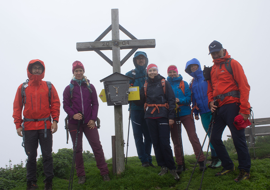 Die Wandergruppe am Gipfelkreuz des Feldbergs.