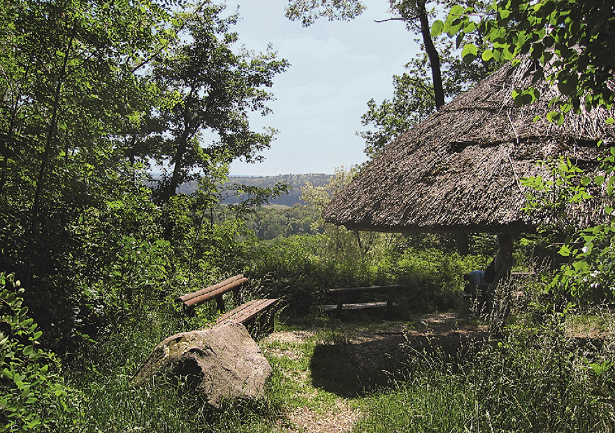 Aussichtspunkt auf dem Dachsberg: Ein Wetterschutzdach und Bänke laden zur Rast ein.