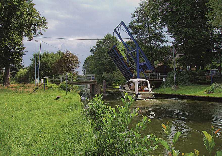 Wer Glück hat, sieht auf seiner Wanderung, wie die Klappbrücke in Groß Köris für den Schiffsverkehr hochgezogen wird. 