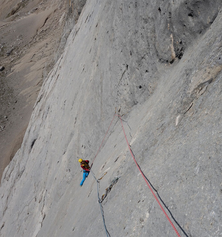 Silvia Loreggian im „Weg durch den Fisch“ in der Marmolada (der Fels ähnelt denen in Laste, Malga Ciapela und Capanna Bill sehr.)