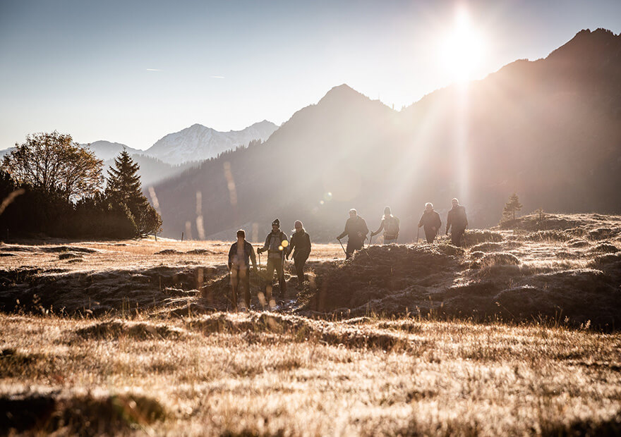 Die Sonne färbte das Kleinwalsertal in ein wunderschönes Orange - was für eine atemberaubende Kulisse für unsere Wanderung!