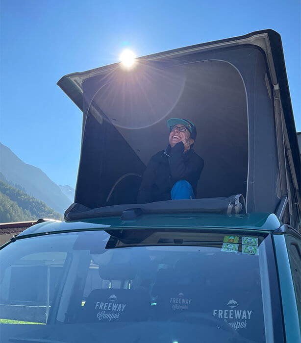 Melli genießt die Ötztaler Sonne im Dachzelt des Vans!
