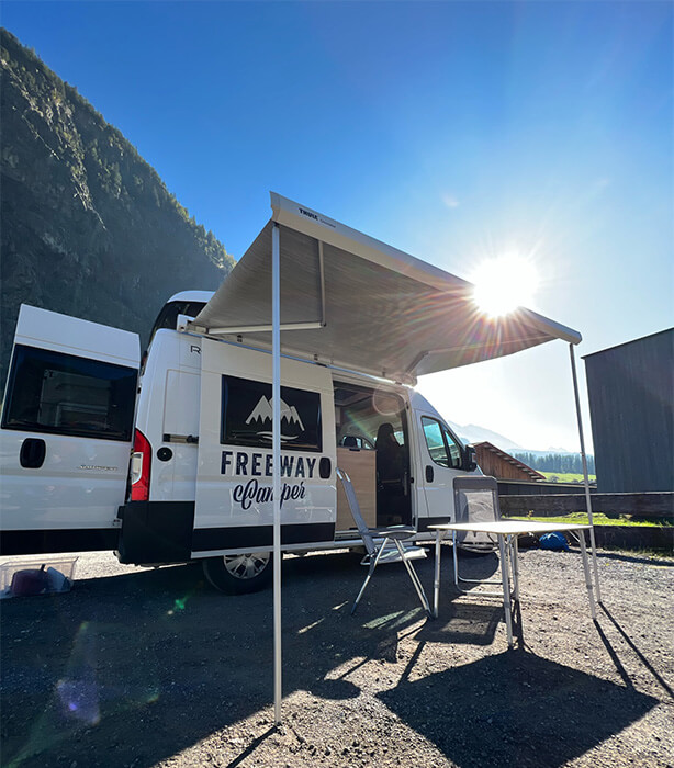 Der Campervan von Thorsten ist sogar mit einer Sonnenmarkise ausgestattet!